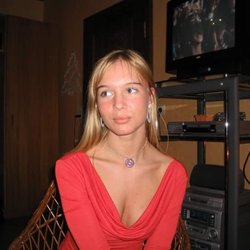 Red Light Radio - Hi,this is dianne from philippines.Can you help me?i need to find this girl Sarah Veerman from holland she is my life and everything,please