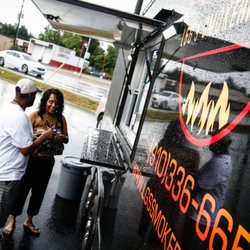 L&G's Smokerrr Grill - Customers wait in line