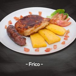 Tergeste - Patatas, cebolla y quesos fundidos juntos más salchicha y polenta de maíz