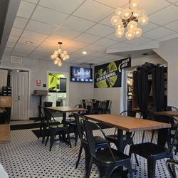Byrd & Barrel - Dining room