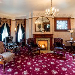 Graham's Crossing Bed & Breakfast - Turret Common Area