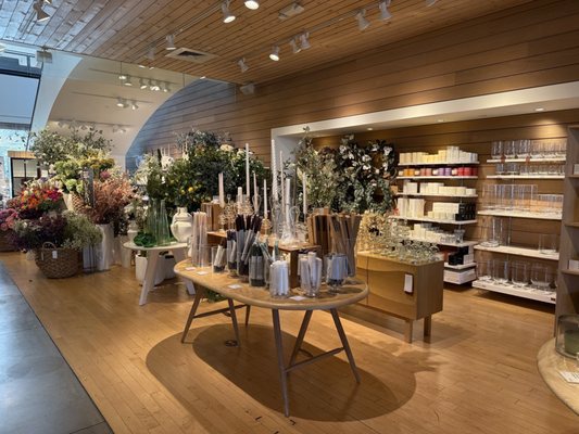 Crate & Barrel by null