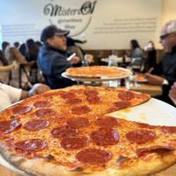 Mister O1 Extraordinary Pizza - Aventura - Pepperoni Pizza