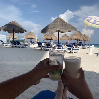 Sunset Royal Beach Resort - Drinks by the pool - Resorts Near Me - Cancún, ROO