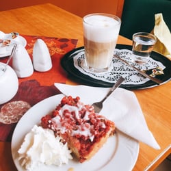 Müller's Cafe - Johannisbeeren Kuchen mit Sahne und Latte macchiato