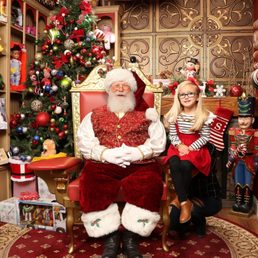 Holiday Magic Studios River Park did a GREAT job giving kids & parents the tradition of Santa Pictures in this age of COVID.