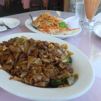 Thai Kitchen - Phad See Iw and Pad Thai Tray - Thai Near Me - Irvine, California Thai Kitchen - Phad See Iw and Pad Thai Tray - Thai Near Me - Irvine, California
