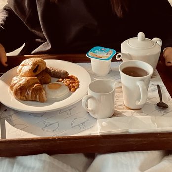 DoubleTree by Hilton Hotel Lincoln - Breakfast in bed, with baked beans, fried egg and Lincolnshire pork sausages - Hotels Near Me - Lincoln, LIN