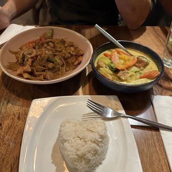 Ben Thai Cafe - Pad Kee Mao and ka ree (yellow curry) - Thai Near Me - San Francisco, California