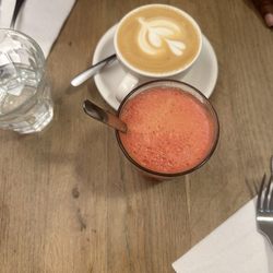 MANA - Jus rouge et un cappuccino