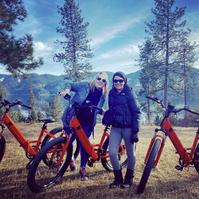eBike Rental In Coeur D'Alene - Enjoy the Best eBike Rentals in Couer d’Alene!
Tour CDA is now offering high-quality e-bike rentals for beautiful rides around Coeur d’Alene. E-bikes are as easy to ride as a regular bicycles, with the advantage of having an electric motor to assist with the pedal effort. The bikes are manufactured by Sondors, the largest e-bike distributor in the USA. You can pick up your bike from our Tour CDA location, just two blocks from the fantastic Centennial Trail. Maximize your four-hour rental for dining, nature, and historic scenery with the suggested routes, and choose from several e-bike types in the itinerary section, below. Each ebike has five levels of pedal assist and when you’re tired of pedaling, just hit the throttle and go.
Highlights
Easy and fun eBikes for the whole family
Choose from different styles to fit your skill and fitness level
Add on bike trailers or a tag-a-long for kids
4-hour rental in a convenient downtown location
Bikes have a top speed of 20mph and can travel up to 40 miles (or more)
Five levels of pedal assist
Suggested routes
The paved Centennial Trail follows along beautiful Coeur d’Alene Lake, and goes all the way to the state border in Spokane, WA. It is a great way to take in the downtown area, cutting through McEuen Park, City Park and even the Coeur d’Alene Resort. Four hours is the perfect amount of time to take it all in, including a stop for a drink or a bite to eat.
From our lot you can also head east around the lake to Higgins Point, with its beautiful views, or take off eastbound through the parks and follow the trail along the beautiful Spokane River. Along the way you can stop at the Riverstone Shopping Center for a nice lunch or a snack. eBike Rental In Coeur D'Alene - Enjoy the Best eBike Rentals in Couer d’Alene!
Tour CDA is now offering high-quality e-bike rentals for beautiful rides around Coeur d’Alene. E-bikes are as easy to ride as a regular bicycles, with the advantage of having an electric motor to assist with the pedal effort. The bikes are manufactured by Sondors, the largest e-bike distributor in the USA. You can pick up your bike from our Tour CDA location, just two blocks from the fantastic Centennial Trail. Maximize your four-hour rental for dining, nature, and historic scenery with the suggested routes, and choose from several e-bike types in the itinerary section, below. Each ebike has five levels of pedal assist and when you’re tired of pedaling, just hit the throttle and go.
Highlights
Easy and fun eBikes for the whole family
Choose from different styles to fit your skill and fitness level
Add on bike trailers or a tag-a-long for kids
4-hour rental in a convenient downtown location
Bikes have a top speed of 20mph and can travel up to 40 miles (or more)
Five levels of pedal assist
Suggested routes
The paved Centennial Trail follows along beautiful Coeur d’Alene Lake, and goes all the way to the state border in Spokane, WA. It is a great way to take in the downtown area, cutting through McEuen Park, City Park and even the Coeur d’Alene Resort. Four hours is the perfect amount of time to take it all in, including a stop for a drink or a bite to eat.
From our lot you can also head east around the lake to Higgins Point, with its beautiful views, or take off eastbound through the parks and follow the trail along the beautiful Spokane River. Along the way you can stop at the Riverstone Shopping Center for a nice lunch or a snack.