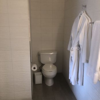 Huntley - bathroom in one direction - Hotels Near Me - Santa Monica, California Huntley - bathroom in one direction - Hotels Near Me - Santa Monica, California
