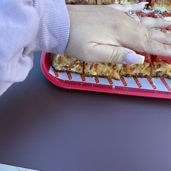 De La Nonna Big Bear - Size of pizza compared to my hand - Pizza Near Me - Big Bear Lake, California De La Nonna Big Bear - Size of pizza compared to my hand - Pizza Near Me - Big Bear Lake, California