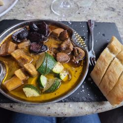 VINIA Wine & Kitchen