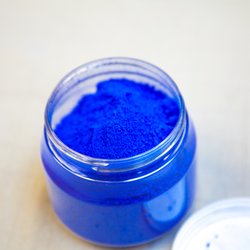 Adam Montparnasse - Pigment bleu. Une fois mélangé au médium ADAM, on obtient le bleu que créa Edouard ADAM pour Yves Klein.