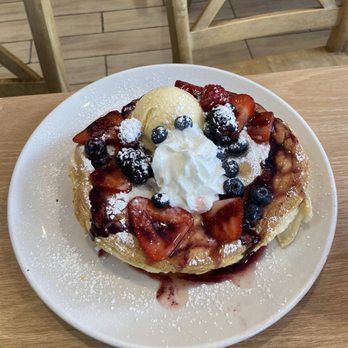 Aloha Kitchen - Berry soufflé - Breakfast & Brunch Near Me - Honolulu, Hawaii