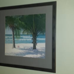 Beachrunners Inn - Picture above bed