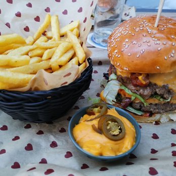 Burgerheart - Doppelburger mit Speck und Chester - Burgers Near Me - Bamberg, BY Burgerheart - Doppelburger mit Speck und Chester - Burgers Near Me - Bamberg, BY
