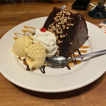 Cheddar's Scratch Kitchen - Chocolate cake and ice cream - Comfort Food Near Me - Conroe, Texas