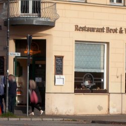 Brot und Wein - Eingang mit vielen Gästen