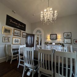 Bistro 562 & Coffee House - Seating area