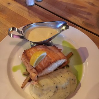 Rorbua - Salmon with mash potatoes - Seafood Near Me - Oslo, 03 Rorbua - Salmon with mash potatoes - Seafood Near Me - Oslo, 03