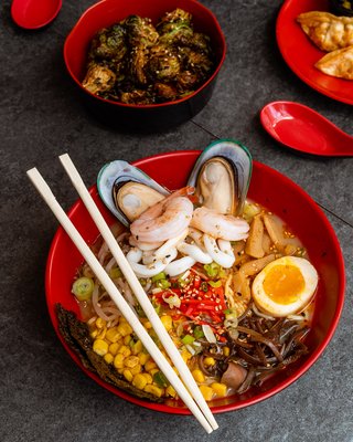 Poke Burri / Lifting Noodles Ramen by null
