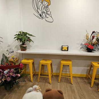 Happy Lemon - Pearlridge - Seating area - Bubble Tea Near Me - Aiea, Hawaii