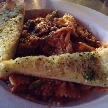 Guillermo's - Bowtie pasta with sausage, marinara and cheese with garlic bread - Italian Near Me - San Antonio, Texas Guillermo's - Bowtie pasta with sausage, marinara and cheese with garlic bread - Italian Near Me - San Antonio, Texas