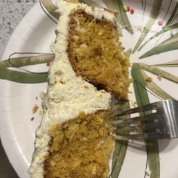 They flip two pieces of gluten free cake and compensate with 2 inches of frosting. Extremely disappointing. They flip two pieces of gluten free cake and compensate with 2 inches of frosting. Extremely disappointing.