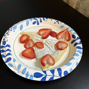Au Bon Lieu - Look at the Eiffel Tower drawn in the powdered sugar! - French Near Me - Hershey, Pennsylvania