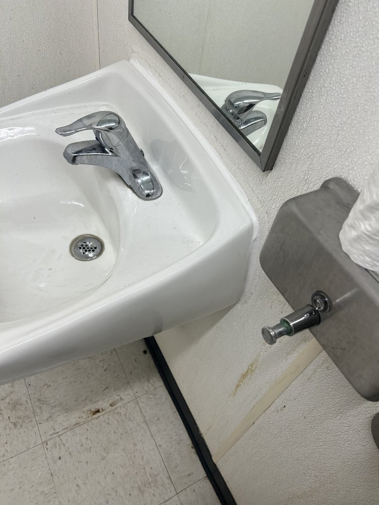 Slide of Handyman services by Abel Cruz