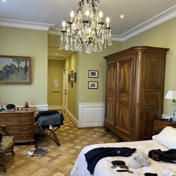 Le Bouclier d'Or - Large traditional bedroom.