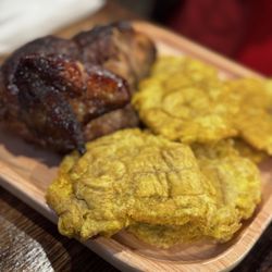 Lena y Carbon - 1/4 Pollo (Pecho) Tostones