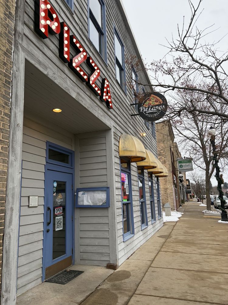 Piezanos Pizza & Wings Logo