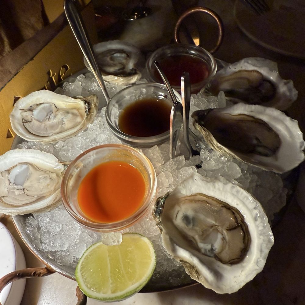 Este - Oysters - Seafood Near Me - Austin, Texas