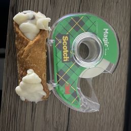 Mini cannoli.