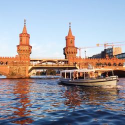 Berlin Bootsverleih - Partyboot Mieze vor der Oberbaumbrücke