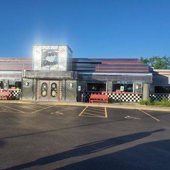 Gus's Diner - Outside - Diners Near Me - Sun Prairie, Wisconsin