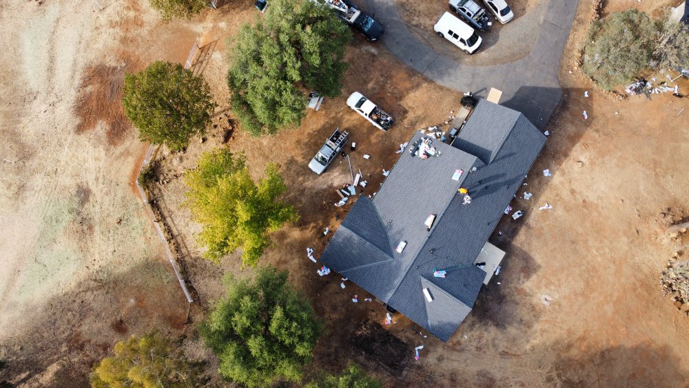 Slide of Los Reyes Roofing