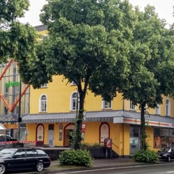 Alem Supermarkt - Außenansicht, links der Parkplatz
