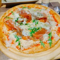 Ristorante Lorenzo - Pizza Parmaschinken, Rucola und Parmesan
