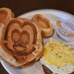 Comfort Suites Maingate East - Breakfast
