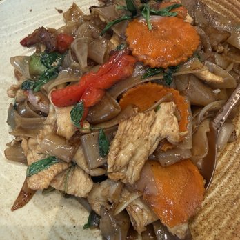 Thai Favorite Cuisine - Drunken Noodle - Thai Near Me - Tustin, California