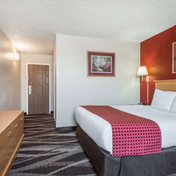 Days Inn by Wyndham Gillette - Guest room