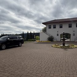 All Star Town Car - Private chauffeur service at Black Walnut Inn in Newberg. Wine country transportation