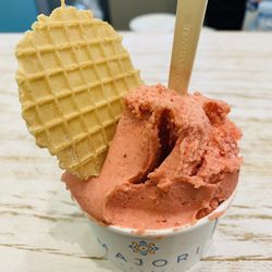 Majori Gelati - Strawberry gelato and wafer cookie