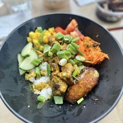 Sokah BBQ & Catering - Sizzlin' Someting bowl with curry chicken, ginger carrot slaw, marinated tomato, cucumber, fried plantain, mango, and green onion