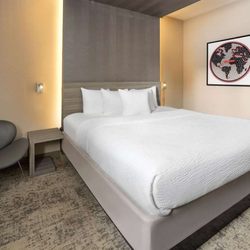 Ramada by Wyndham Bronx - Guest room