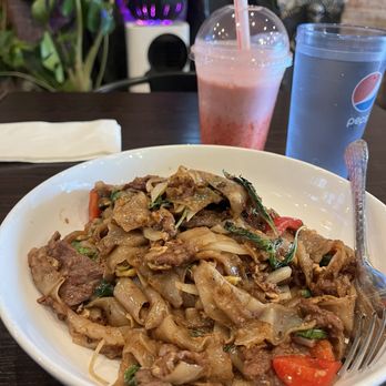 Asiatique Eatery - Drunken Noodles with beef - Asian Fusion Near Me - Ventura, California Asiatique Eatery - Drunken Noodles with beef - Asian Fusion Near Me - Ventura, California